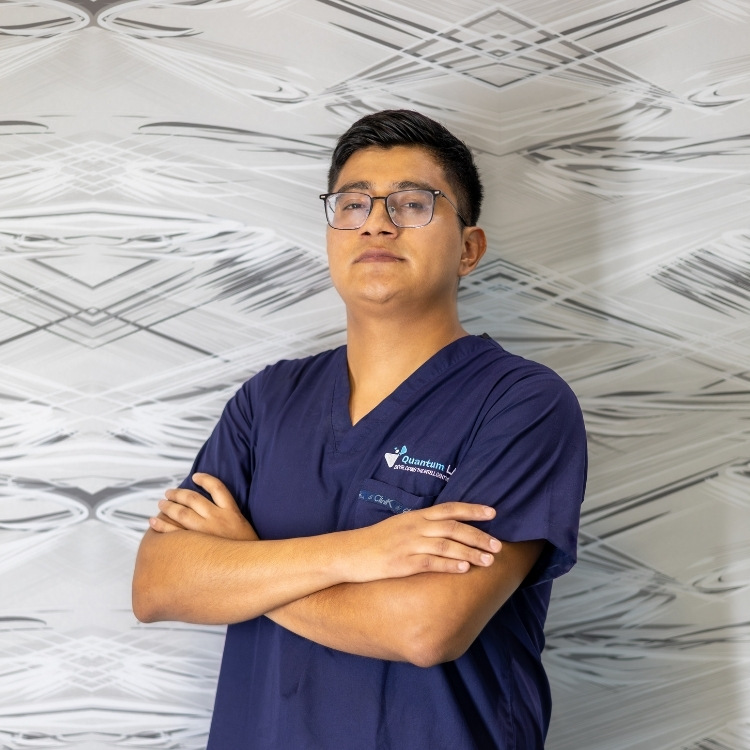 Lic. Adrián Cruz Olivares Bióloga de Quantum Lab